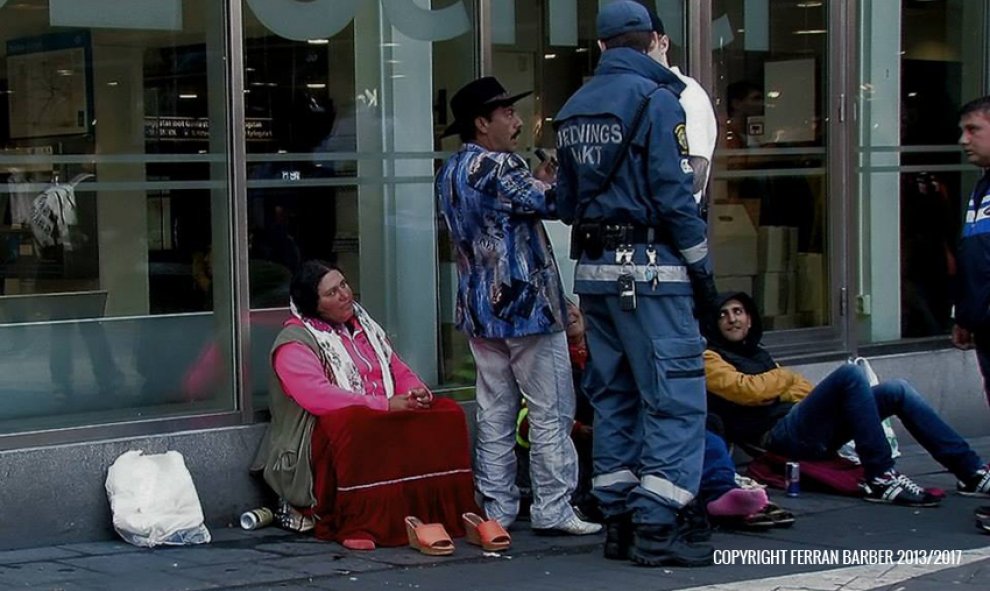 Guardias privados de seguridad identifican a un grupo de músicos gitanos de origen rumano, en el centro de Estocolmo./Ferran Barber