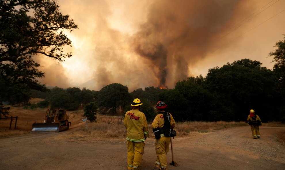 Los bomberos del CalFire controlan las llamas del incendio Detwiler en Mariposa, California / Reuters