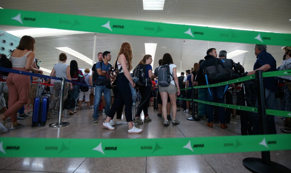 Largas colas de pasajeros en los controles de seguridad del aeropuerto de Barcelona-El Prat, en la primera jornada de paros de los trabajadores de Eulen, encargada de este servicio. REUTERS/Albert Gea