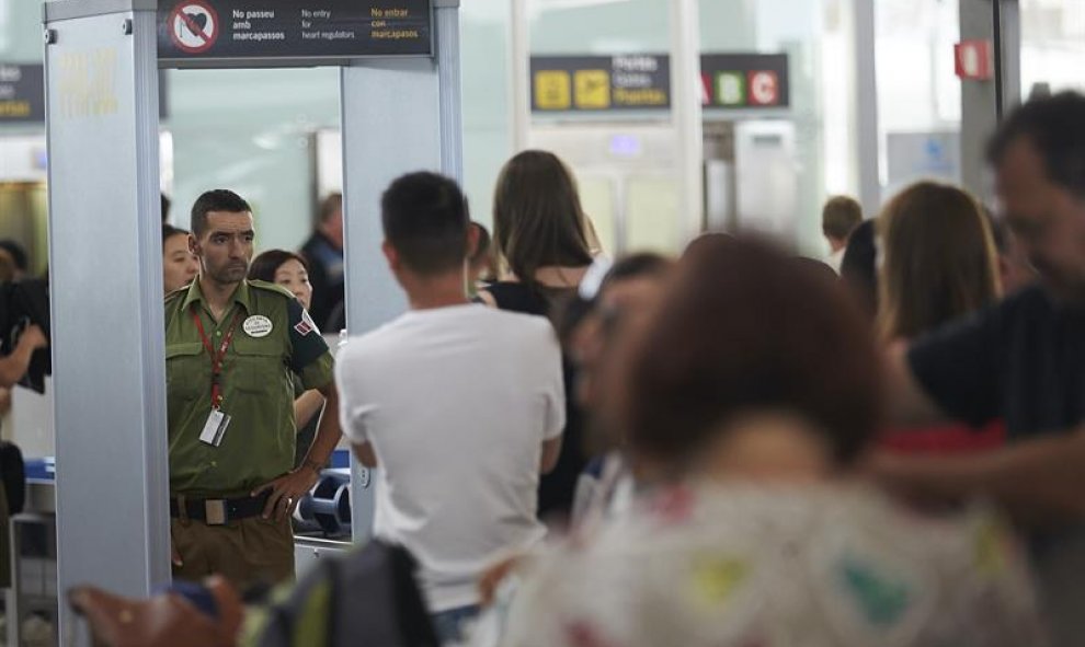 Las colas para acceder al control de seguridad del Aeropuerto de Barcelona-El Prat. EFE/Alejandro García