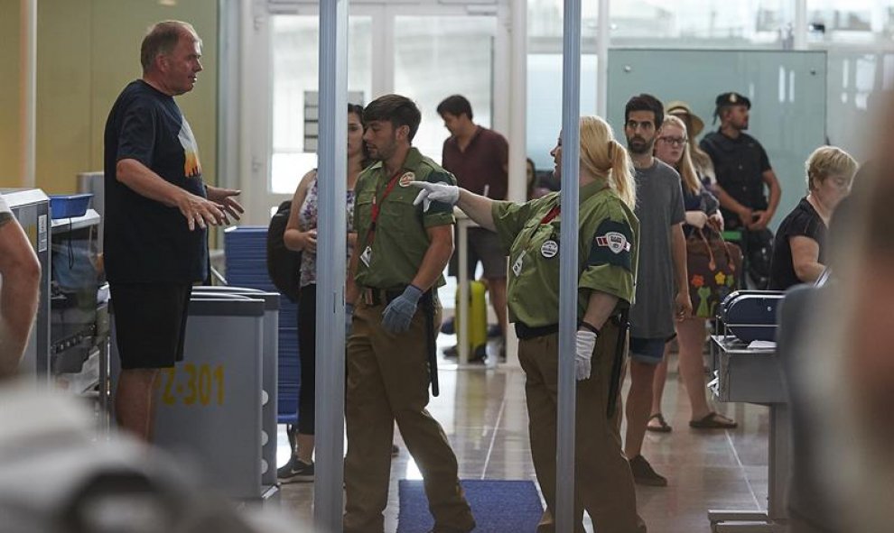 Las colas para acceder al control de seguridad del Aeropuerto de Barcelona-El Prat van en aumento.EFE/Alejandro García