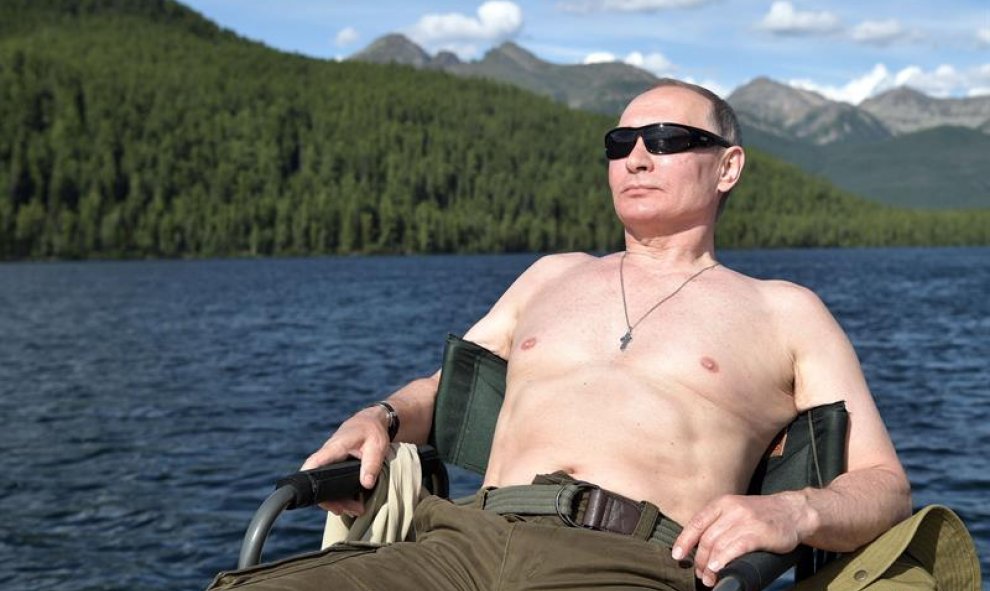 El presidente ruso Vladimir Putin durante un viaje de pesca en la cascada de los lagos de montaña durante sus vacaciones.- SPUTNIK.