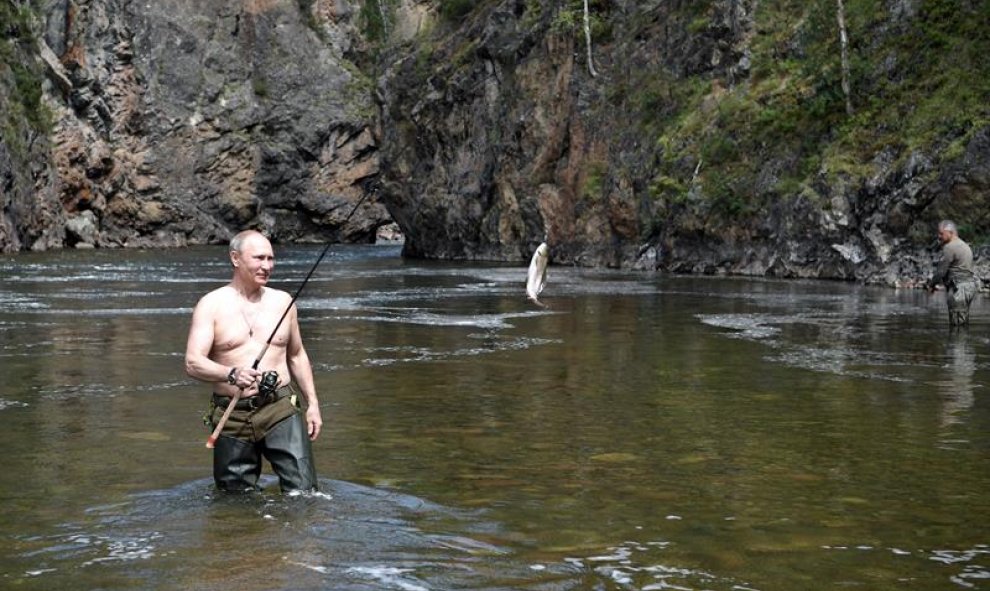 "¡Toma ya!", exclamó Putin con una caña de pescar en la mano ante la obstinada resistencia de su presa en medio de un pintoresco lago de la república de Tuvá, limítrofe con Mongolia. SPUTNIK