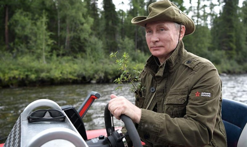 El presidente ruso Vladimir Putin, durante su excursión de pesca.- SPUTNIK