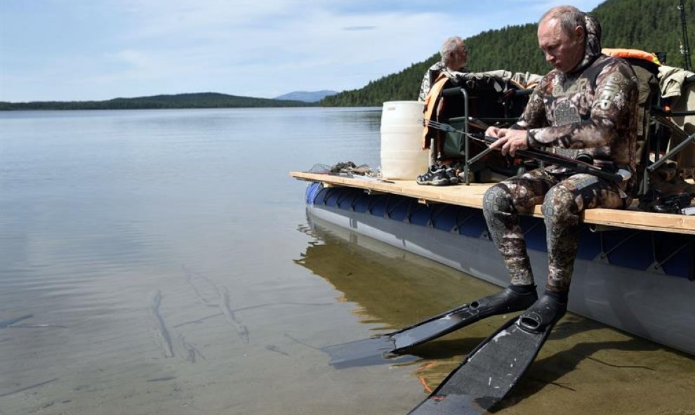 El punto culminante de la excursión presidencial fue la pesca submarina en las cristalinas aguas de Siberia meridional al más puro estilo de los documentales sobre naturaleza salvaje.- SPUTNIK