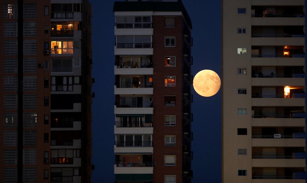 El eclipse de luna desde Málaga. Jon Nazca / REUTERS