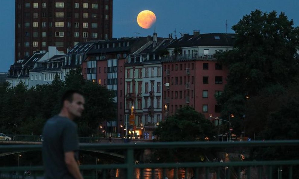 Vista de la luna llena durante un eclipse lunar parcial en Fráncfort (Alemania). EFE / Armando Babani