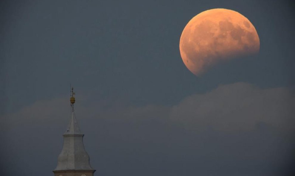 Vista del eclipse lunar parcial desde la localidad de Tiszafoldvar, a 144 km al sureste de Budapest (Hungría). EFE / Peter Komka