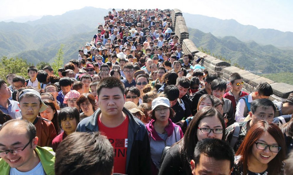 Turistas abarrotan la Gran Muralla china /Architecture Design
