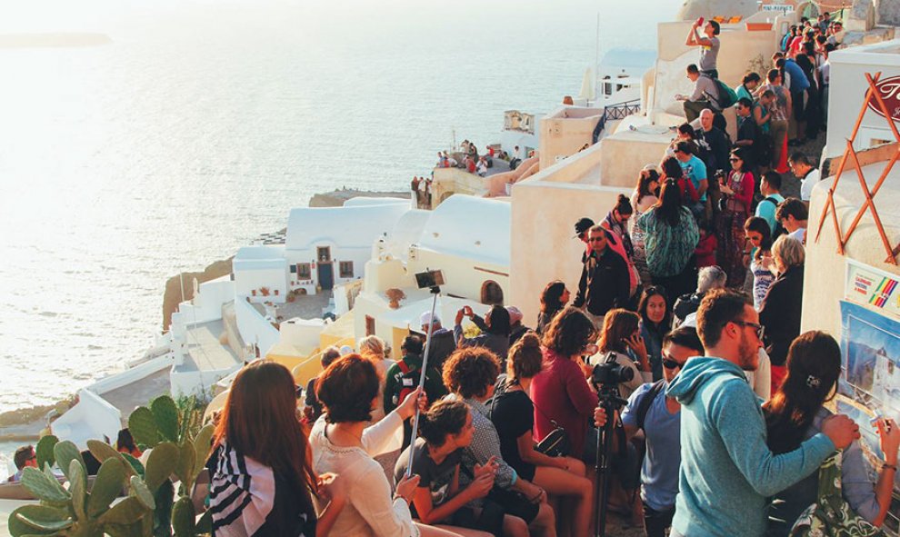 Turistas llenan las calles de la isla griega de Santorini /Architecture and Design