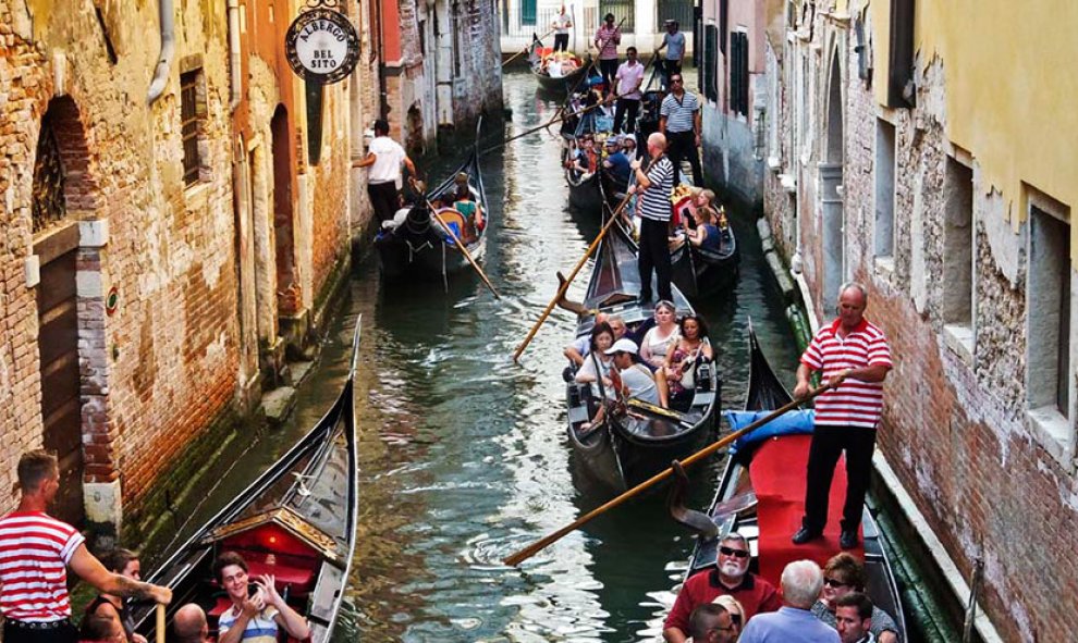 Góndolas repletas de turistas circulan por un canal de Venecia /Architecture and Design
