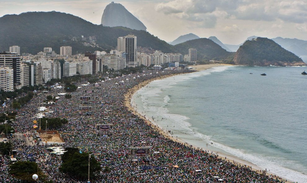 Miles de turistas toman el sol en una playa de Rio de Janeiro, Brasil /Architecture and Design