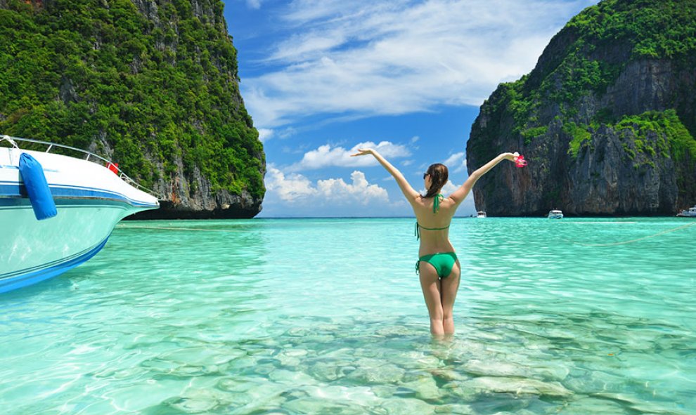 Una joven se baña en una playa en Tailandia /Architecture and Design