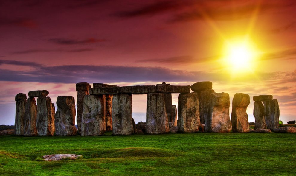 El atardecer en las ruinas de Stonehenge, Reino Unido /Architecture and Design