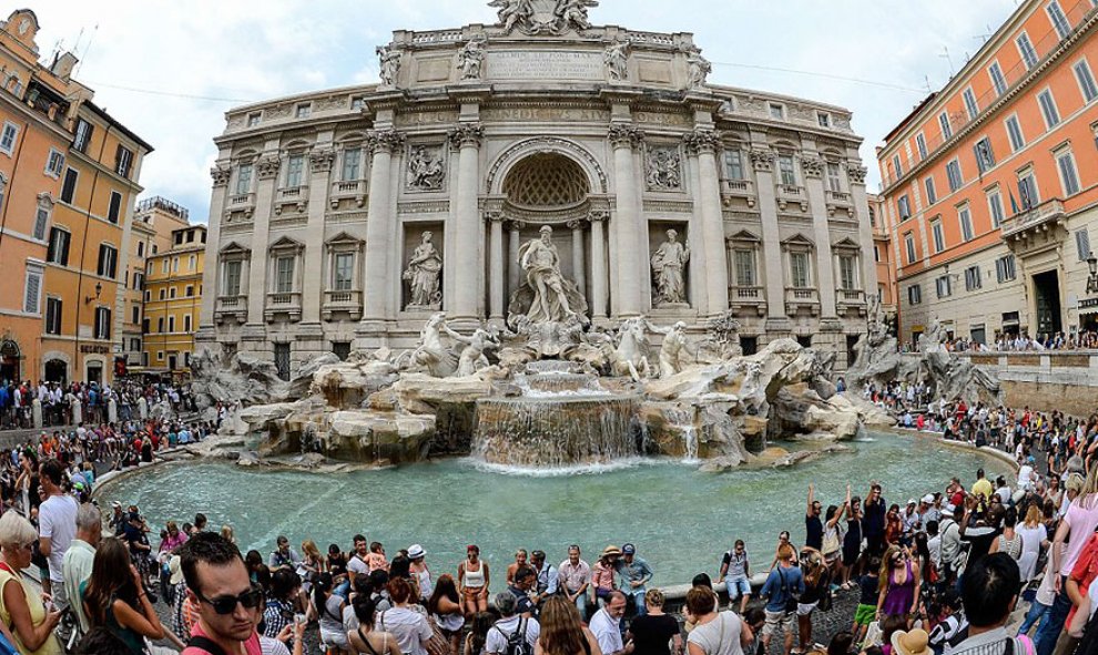 Aglomeración de turistas alrededor de la Fontana de Trevi, en Roma /Architecture and Design