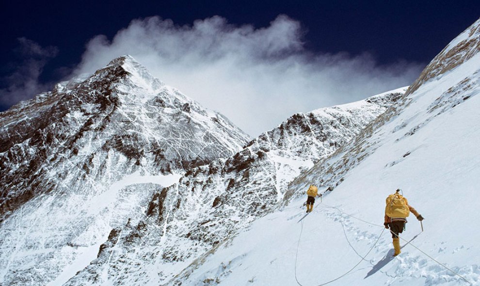 Dos escaladores en el monte Everest, en Nepal  /Architecture and Design