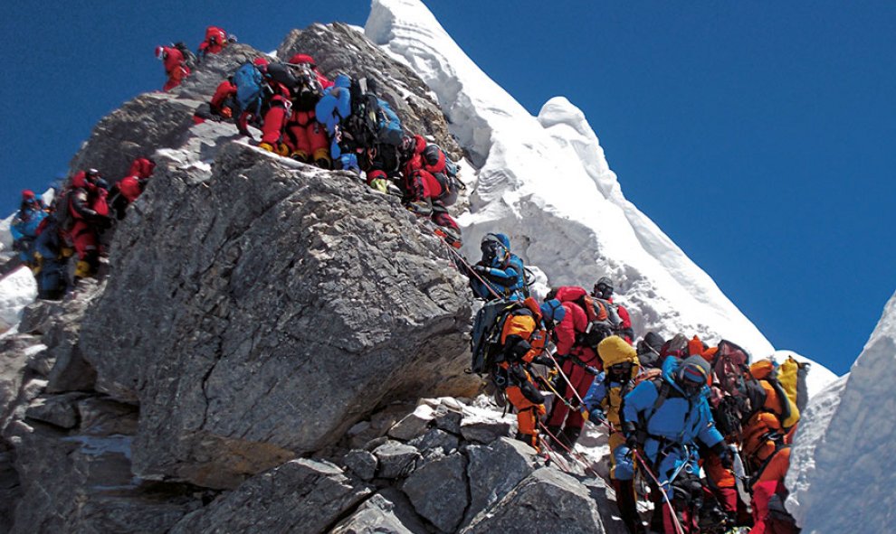 Varios grupos de personas escalan el monte Everest, en Nepal /Architecture and Design