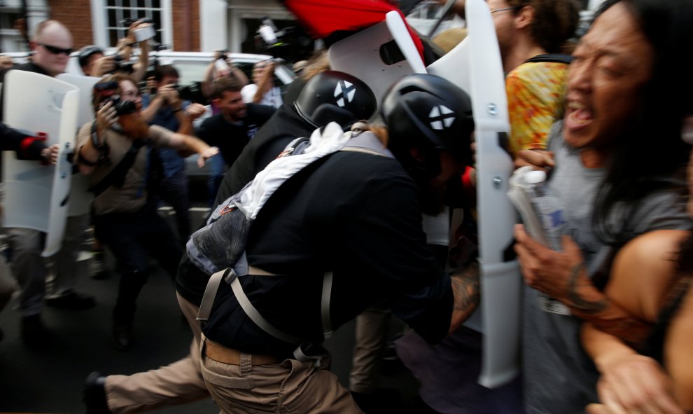 Los supremacistas blancos cargan contra un grupo de manifestantes antirracistas./REUTERS