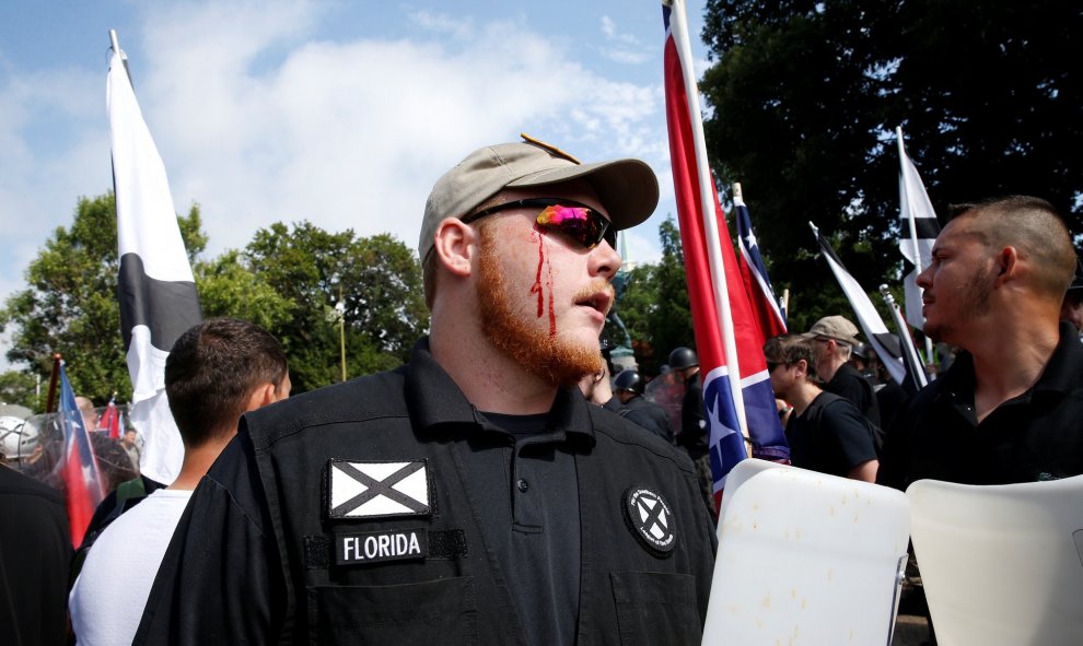 Un miembro de los manifestantes racistas de Virginia es herido./REUTERS