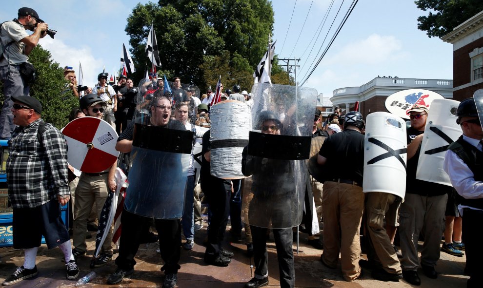 Supremacistas blancos portan escudos en la marcha racista de Virginia./REUTERS