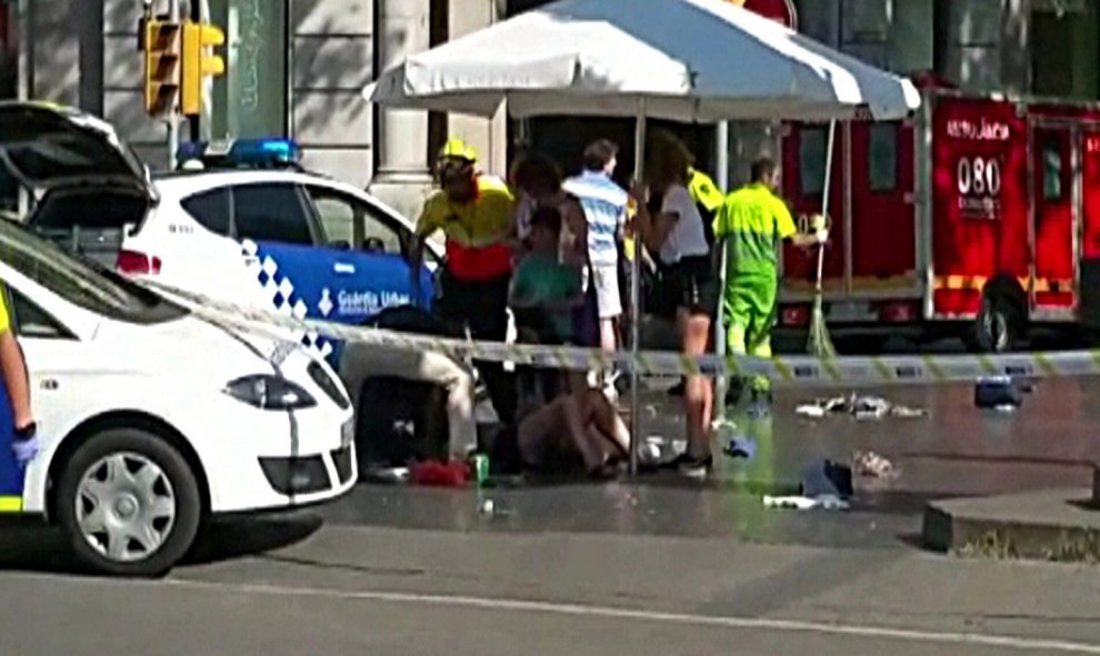 Las imágenes del atropello en Las Ramblas de Barcelona. / EFE
