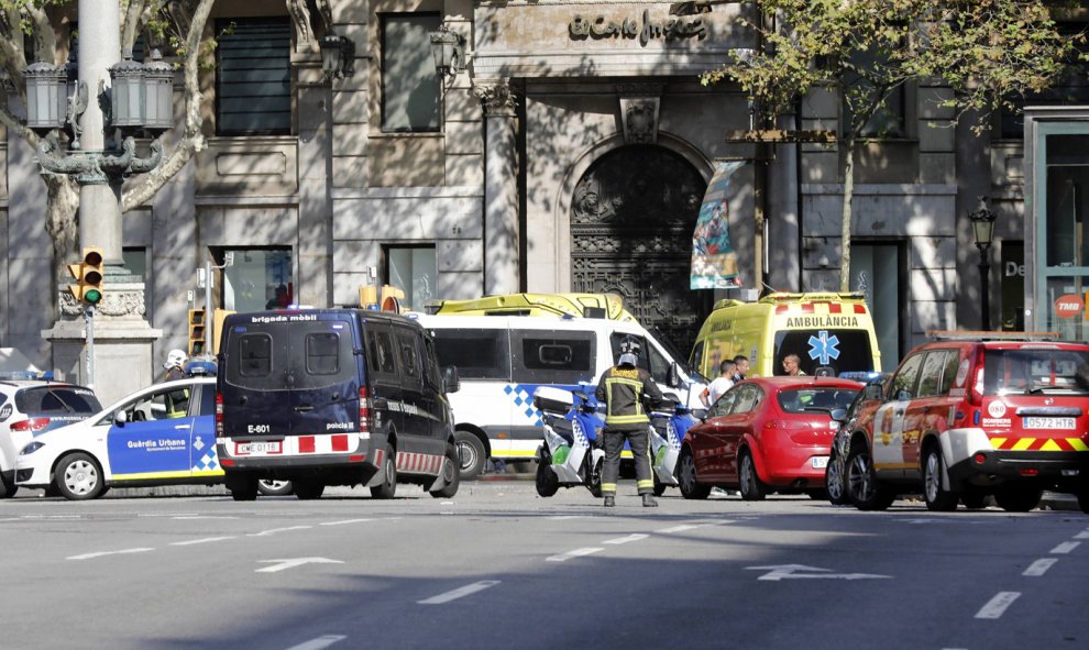 Las imágenes del atropello en Las Ramblas de Barcelona. / EFE