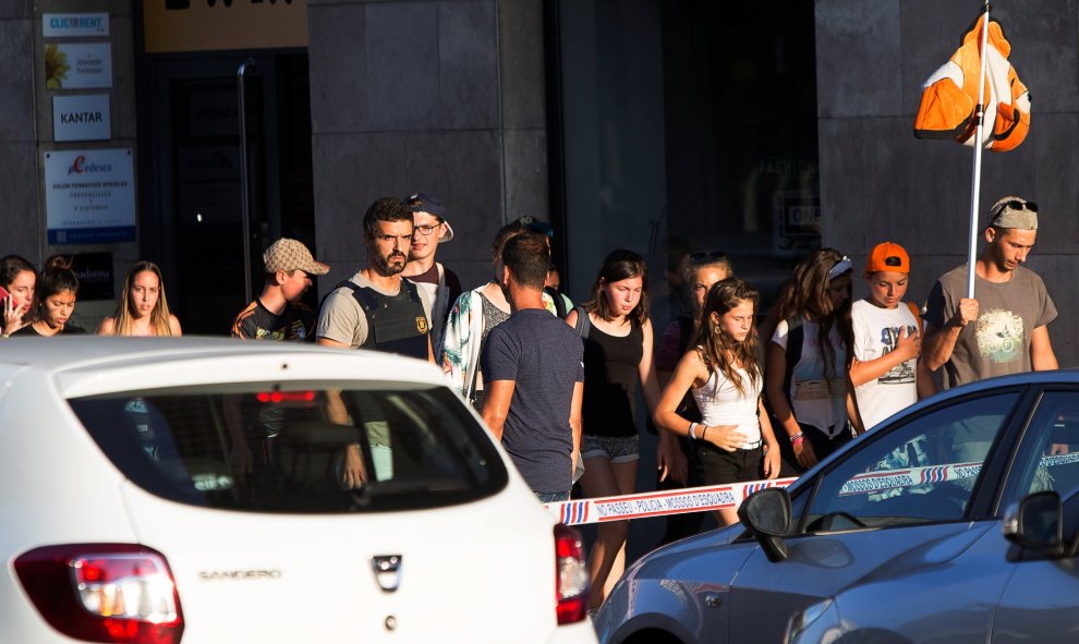 La Policía evacua el centro de Barcelona tras el atentado.- REUTERS
