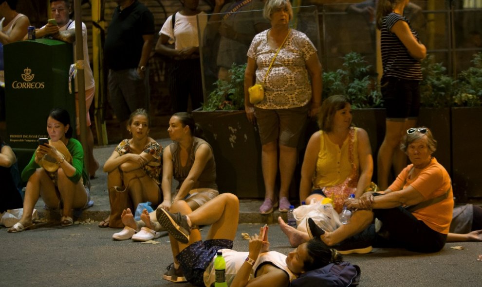 Personas a la espera de poder llegar a sus domicilios y alojamientos tras el atentado en Barcelona. REUTERS
