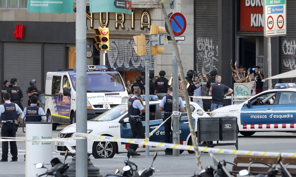 Despliegue policial en el lugar del atentado ocurrido hoy en las Ramblas de Barcelona. EFE/Andreu Dalmau