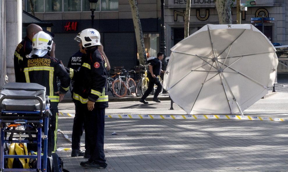 Efectivos policiales en el lugar del atentado ocurrido hoy en las Ramblas de Barcelona.-EFE