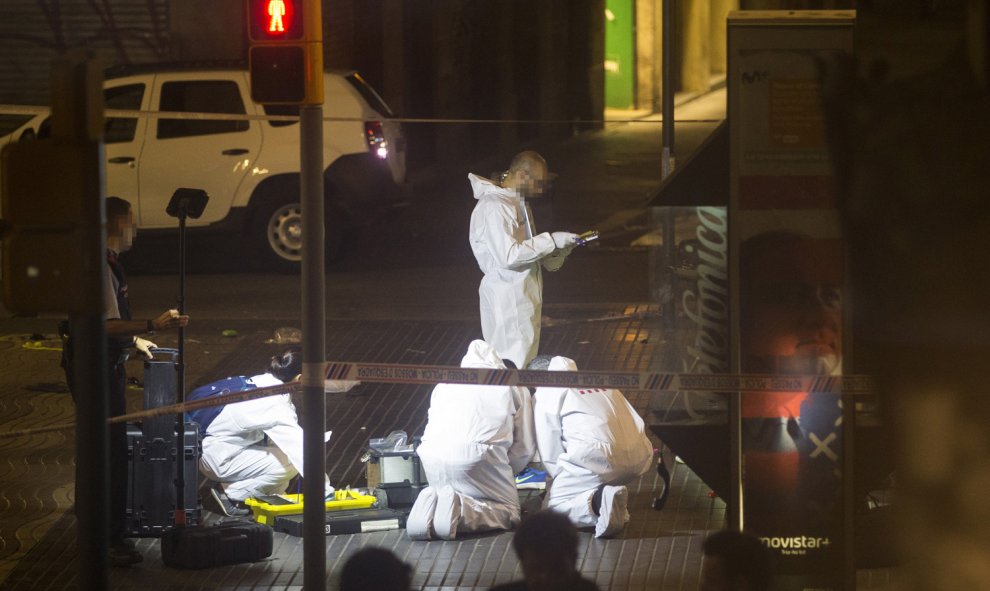 Mossos d´Esquadra, de la brigada científica, trabajan esta noche en el lugar del atentado ocurrido por la tarde en las Ramblas de Barcelona.- EFE