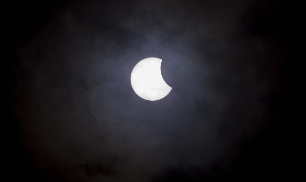 Vista del eclipse solar desde la Universidad Nacional de Ingeniería (UNI), donde la Asociación Nicaragüense de Astrónomos Aficionados (ANASA), y el público en general asistió para observar el eclipse de Sol, que se presentó de forma parcial en Managua (Ni