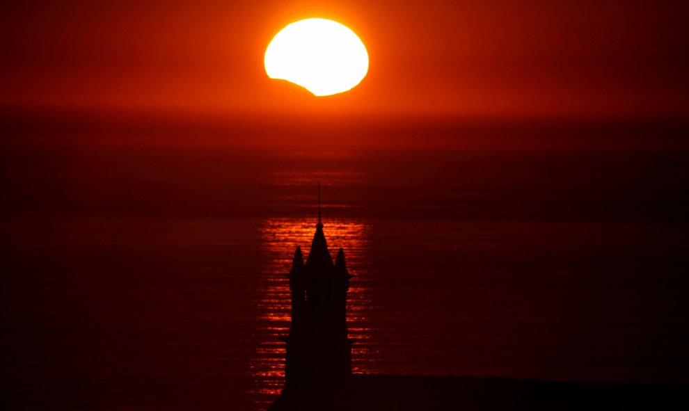 La silueta de la ermita de Saint-The, en la Bretaña francesa, durante el eclipse de Sol. REUTERS/Mal Langsdon