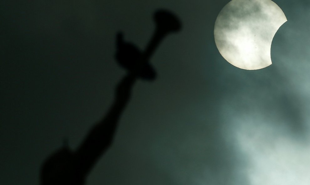 El eclipse de Sol visto junto a la estatua de Anjo Moroni, en la iglesia mormona de la ciudad brasileña de Manaos. REUTERS/Bruno Kelly