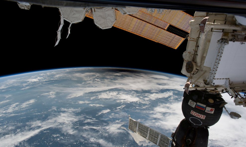 La sombra de la luna sobre los EEUU vista deasde la Estación Espacial Internacional, en el eclipse de Sol. REUTERS/@Space_Station