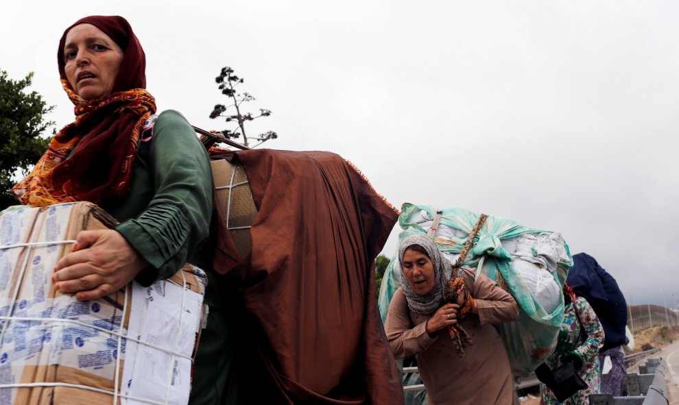 Las "mujeres mulas" transportan entre 40 y 70 kilogramos de peso a sus espaldas cada día durante largas horas / REUTERS - Youssef Boudlal