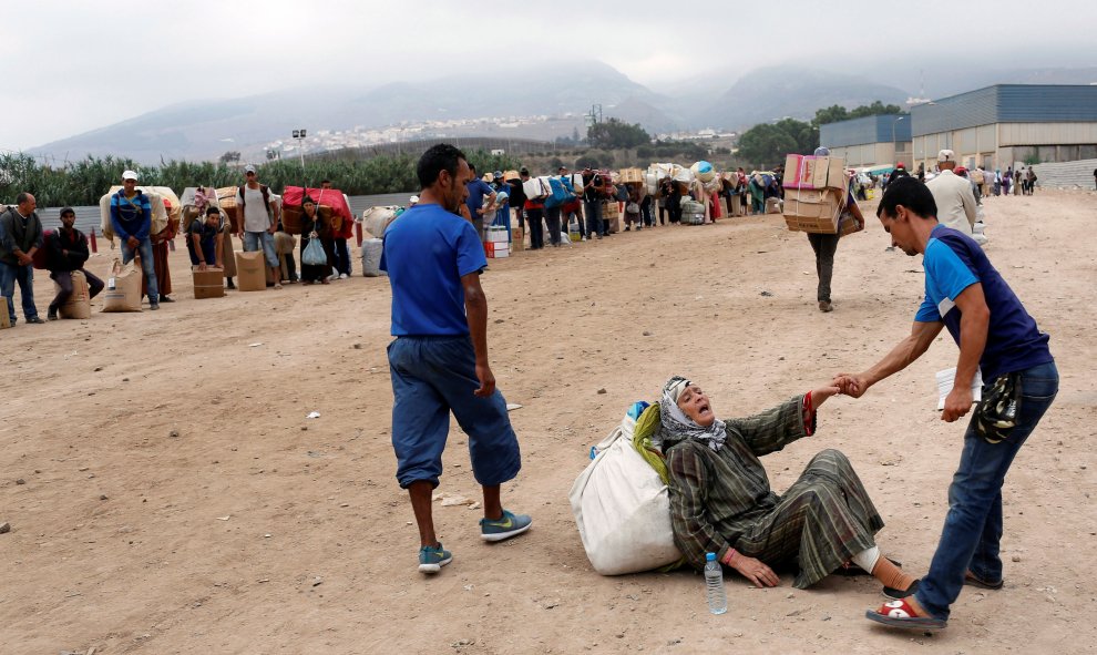 "Rezamos nuestras oraciones por la mañana y nos preparamos para el día, sin saber si saldremos vivos o muertos", dice Laalaoua, una de las mujeres que cruza la frontera cada día /  REUTERS - Youssef Boudlal