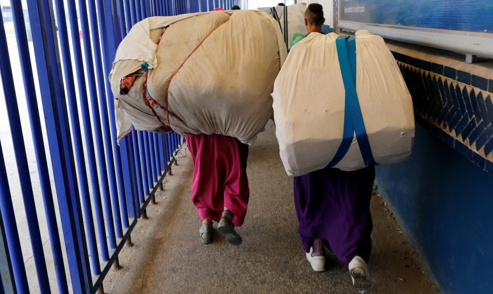 Las mujeres, cruzando la frontera, transportan una mercancía que se contabiliza como equipaje personal /  REUTERS - Youssef Boudlal