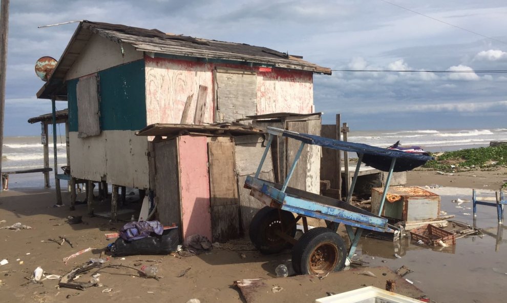 Vista de una casa en la playa Bagdad, Tamaulipas (México), tras el paso del huracán Harvey.EFE/Gastón Saldaña