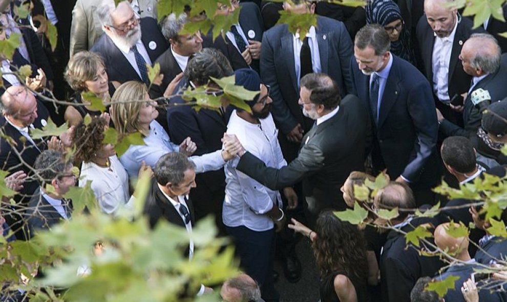 El rei i el president del govern espanyol saluden les persones que encapçalen la marxa
