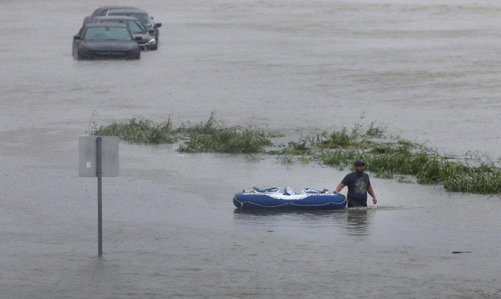Un residente camina a través de las aguas durante la inundación de la tormenta tropical Harvey en Houston, Texas, EEUU.- REUTERS / Jonathan Bachman