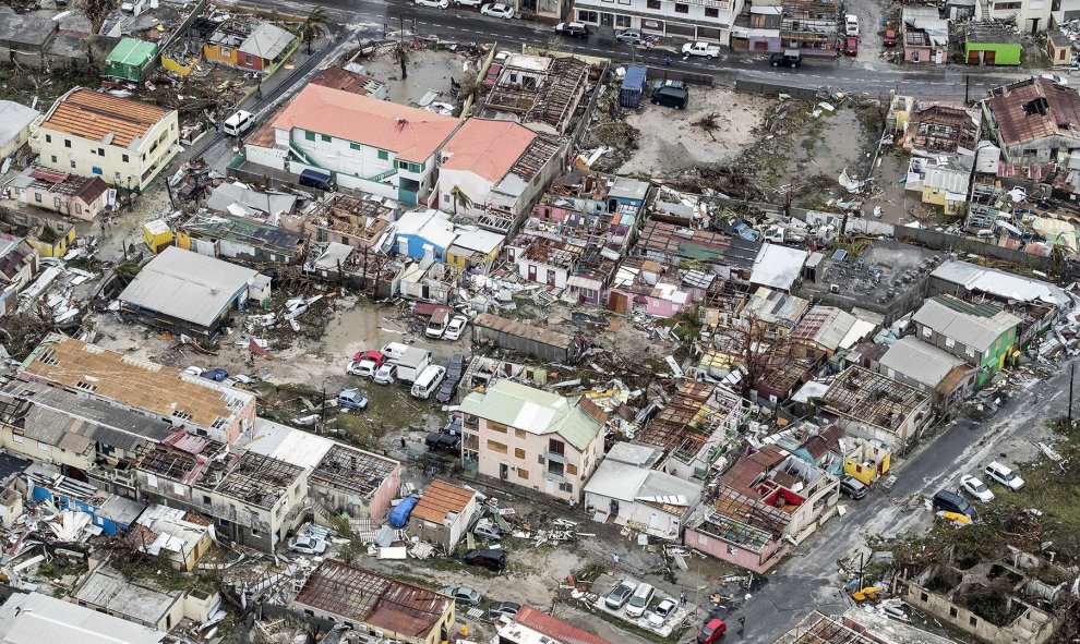 Fotografía facilitada por el Departamento de Defensa de Holanda que muestra una vista aérea de los daños causados por el huracán Irma a su paso por Philipsburg, en la isla de San Martin / EFE