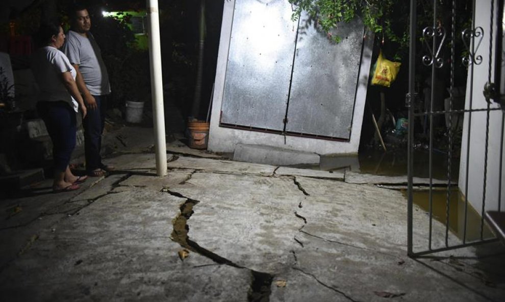 Un residente del municipio de Coatzacoalcos, en el estado de Veracruz (México), observa el piso de su hogar destrozado tras el terremoto. EFE/Ángel Hernández