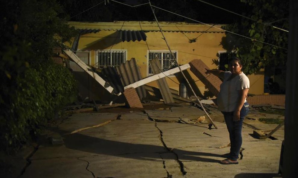 Una residente del municipio de Coatzacoalcos, en el estado de Veracruz (México), observa el piso de su hogar destrozado tras el terremoto. EFE/Ángel Hernández