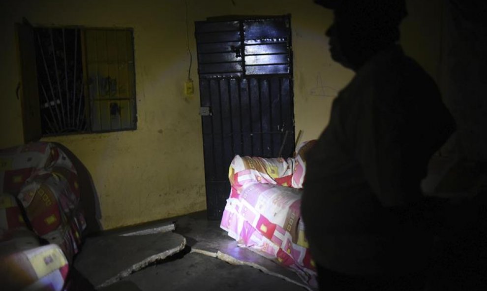 Un residente del municipio de Coatzacoalcos, en el estado de Veracruz (México), observa el piso de su hogar destrozado tras el terremoto. EFE/Ángel Hernández