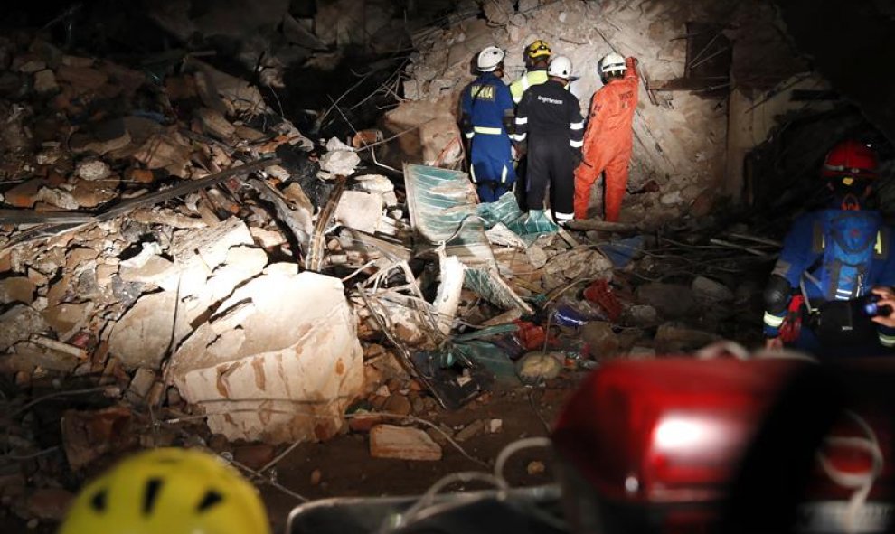 Rescate de víctimas del terremoto en el municipio mexicano de Juchitán, en Oaxaca. / JORGE NÚÑEZ (EFE)