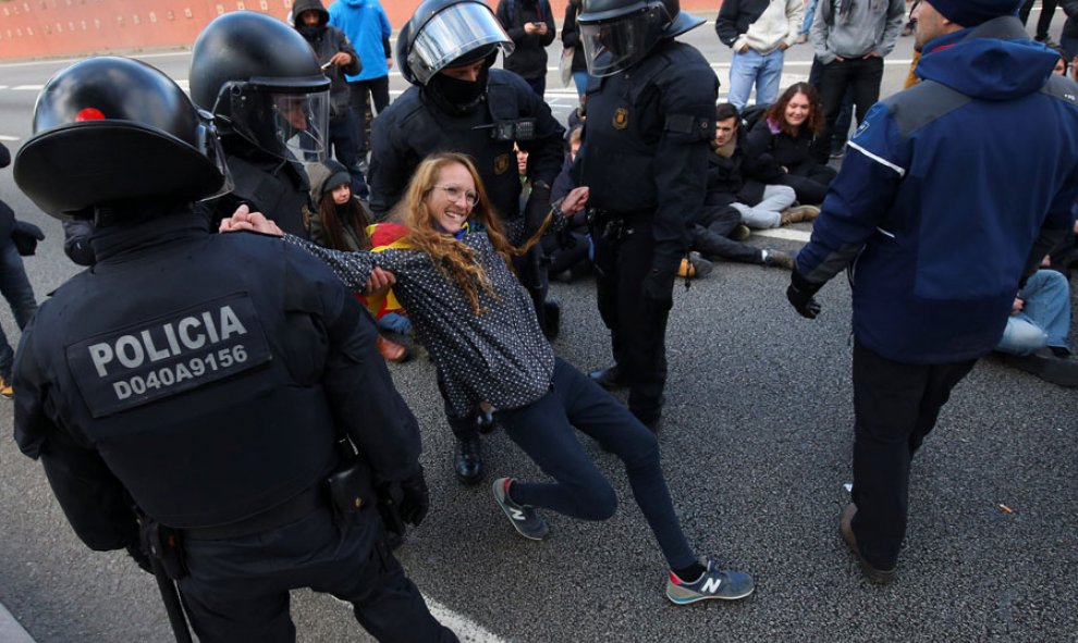 Los Mossos se llevan a una persona en Barcelona durante la huelga en Catalunya. REUTERS/Albert Gea