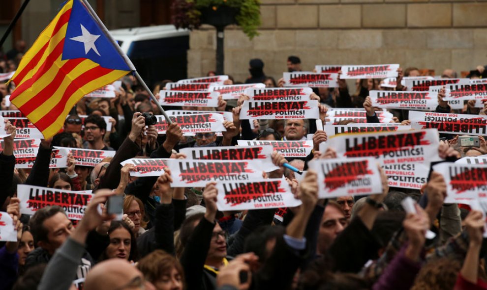 Miles de personas se manifiestan en Barcelona. REUTERS/Albert Gea