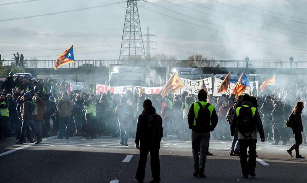 Un grupo de manifestantes cortan la autopista AP-7 en Borrassá cerca de Figueres (Girona). EFE/Robin Townsend