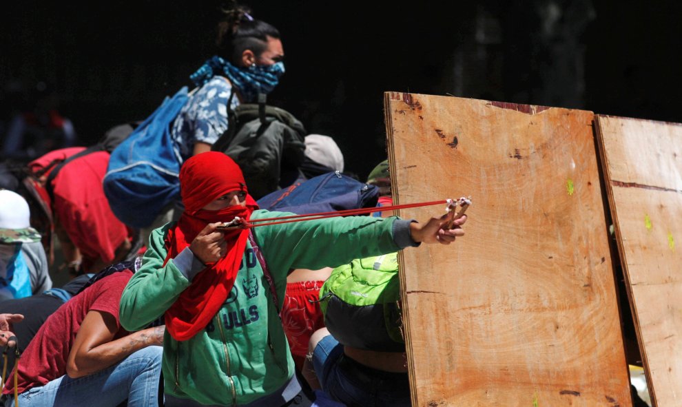 Batalla campal en Buenos Aires tras las protestas contra la reforma de las pensiones de Macri. REUTERS/Martin Aosta